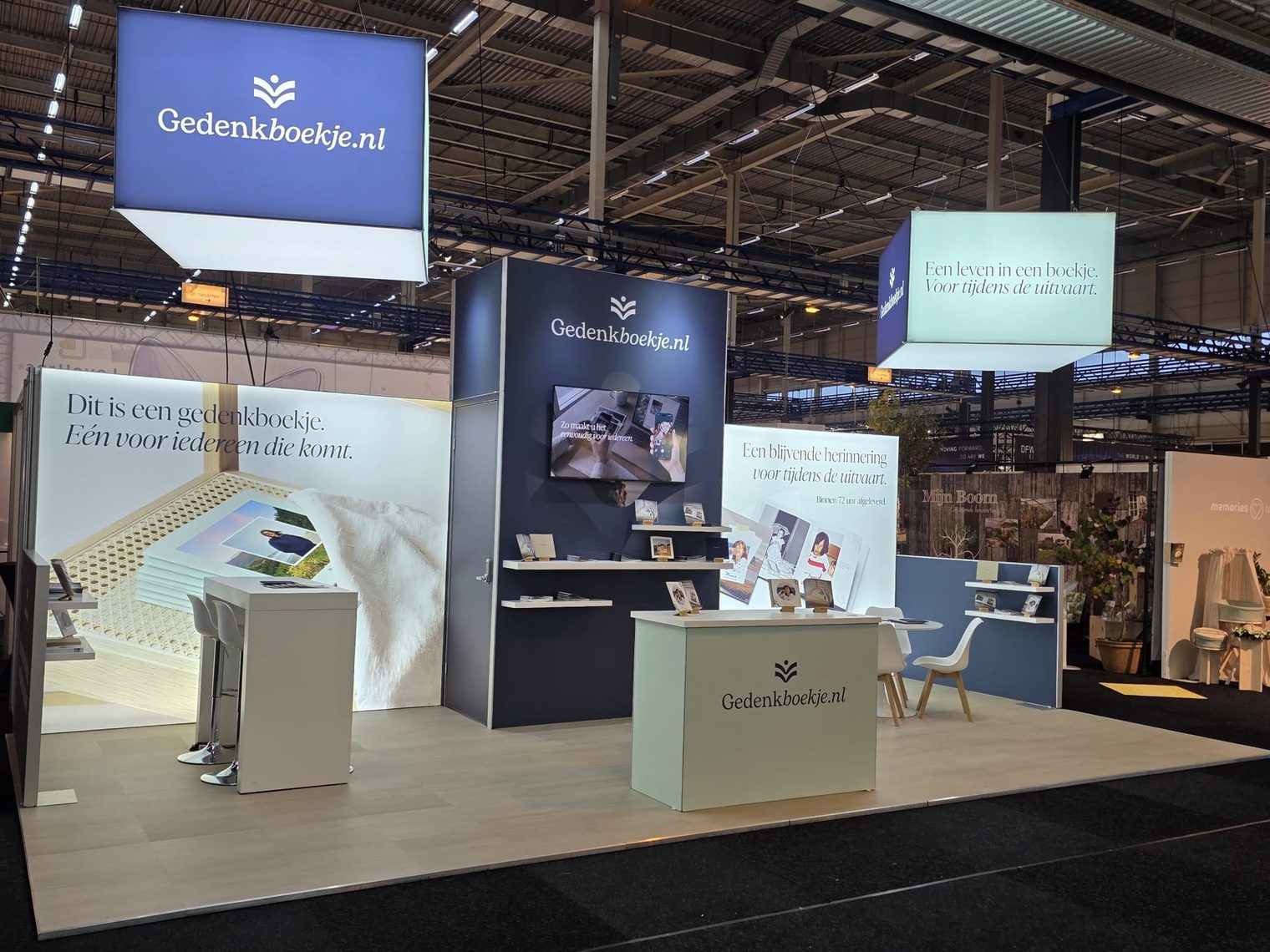 Bezoekers bij de stand van Gedenkboekje.nl op de vakbeurs