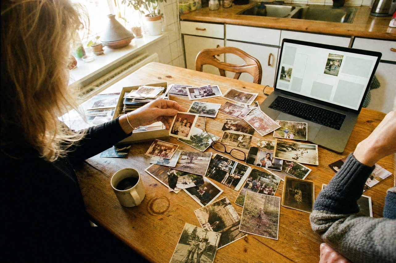 Van foto's verzamelen tot gedrukt gedenkboekje: het traject van Gedenkboekje.nl in één beeld